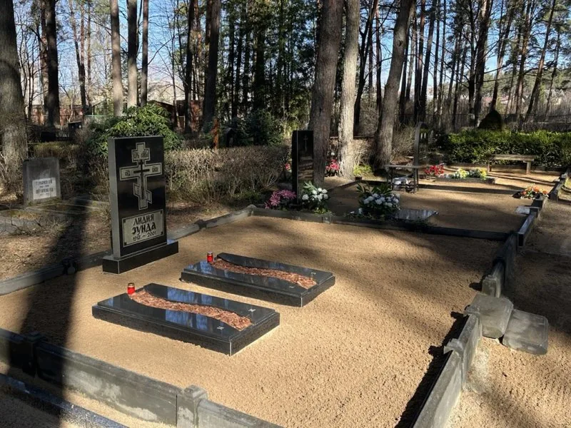Grave before and after seasonal care