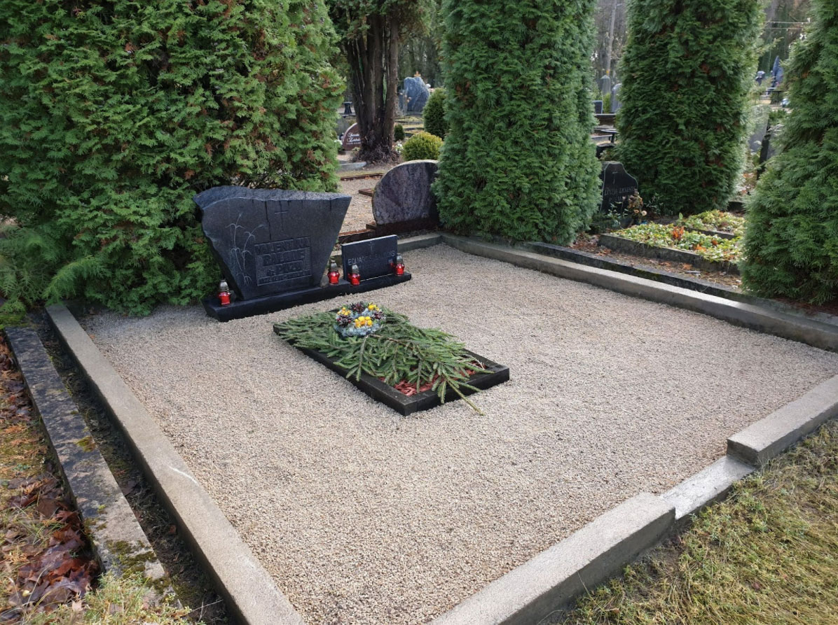 Место захоронения в Елгаве на  Баложском кладбище после уборки