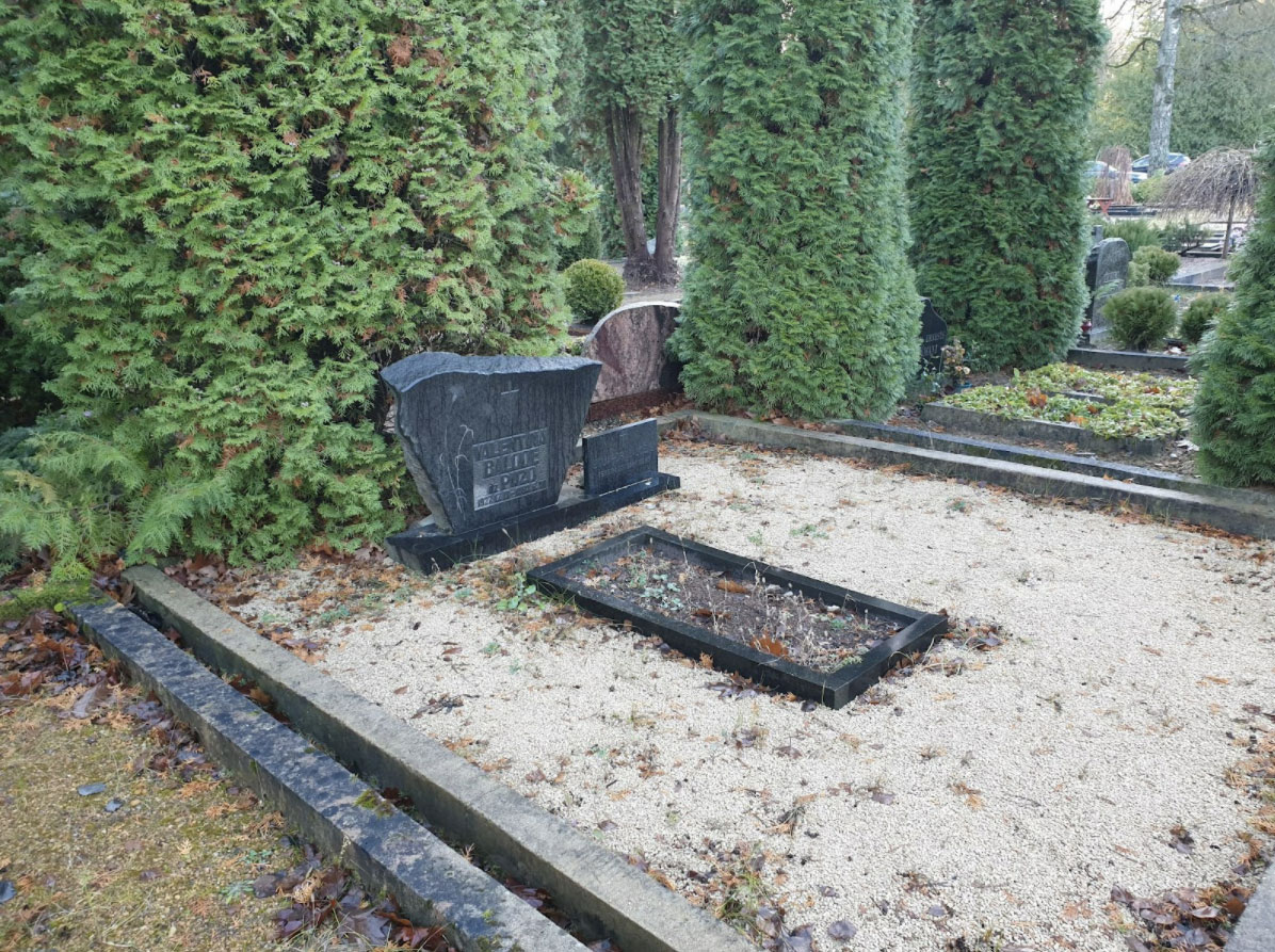 Место захоронения в Елгаве на  Баложском кладбище перед уборкой