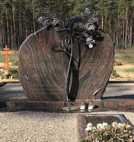 Kapu piemineklis no zviedrijas granīta "Aurora"