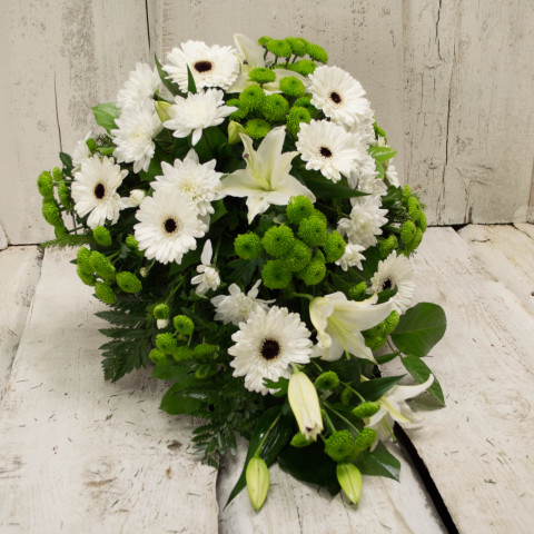 Štrauss, sēru floristika, Sēru vainags, vainags ziedu aģentūra - Štrauss no baltām gerberām, lillijām un eksotiskiem zaļumiem