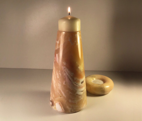 Akmens svečturis no Oniksa materiāla - interjeram