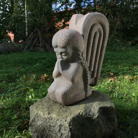 Каменный памятник ангел / купидон