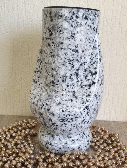 маленькая белая ваза.jpgGranite grave vase