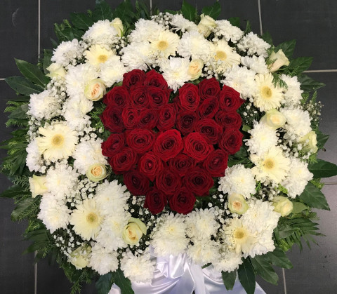 Bенок с красным сердцем - Эксклюзивный траурный венок - темно-красное сердце и вокруг него белые розы, хризантемы и герберы.