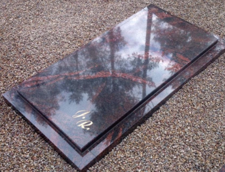 Kapa plāksne slēgta no AURORA granītaGranite headstone