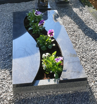 Kapu rāmītisGranite headstone