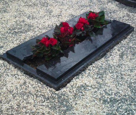 Гранитное надгробиеGranīta kapu apmale