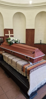 brūns drapēts zārks ar faldēm un puķītēmBrown draped coffin