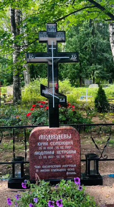 Памятник в форме креста 