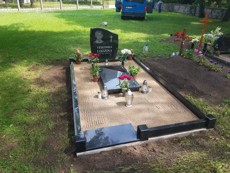 Granīta sētiņa, kapa vietas labiekārtošana, granīta slēgtā apmale, kapu piemineklis ar portretu.