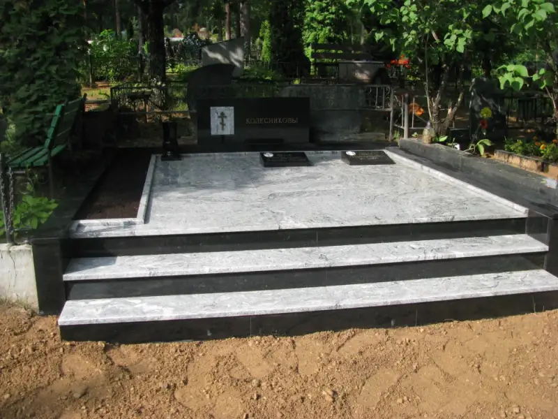 Ģimenes kapavieta, noklāta ar marmora akmeni