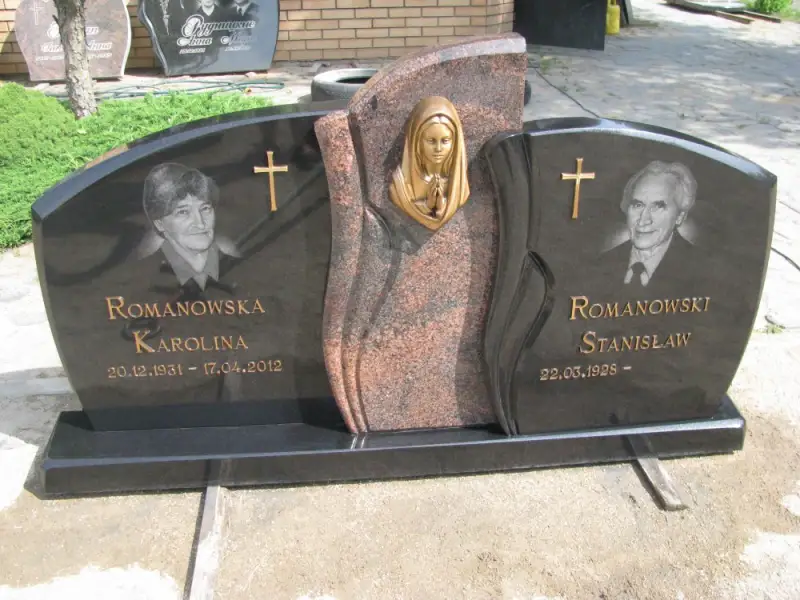 Piemineklis divām personām ar bronzas burtiem, krustu un lielu Svētās Marijas statuju