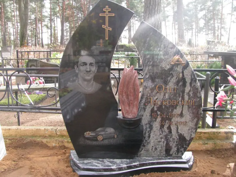 Kapu piemineklis no gaiša un melna granīta ar bronzu un gravējumiem