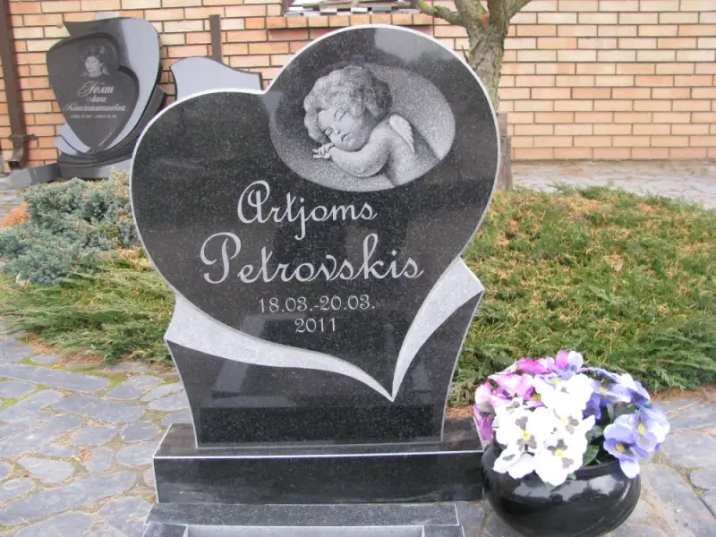 Sirds formas kapu piemineklis ar eņģeļa gravējumu