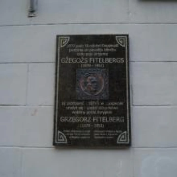 Gžegoža Fitelberga memoriālā piemiņas plāksne Logo