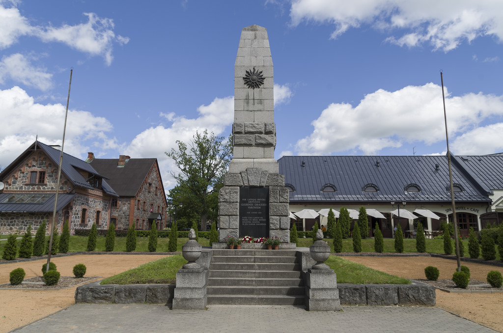 Piemineklis par Latvijas brīvību kritušajiem Gulbenes draudzes locekļiem Logo