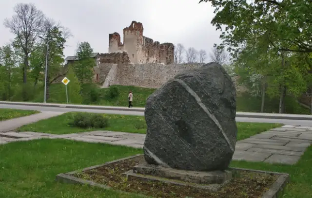 Piemiņas akmens zemgaļu aiziešanai no Dobeles 