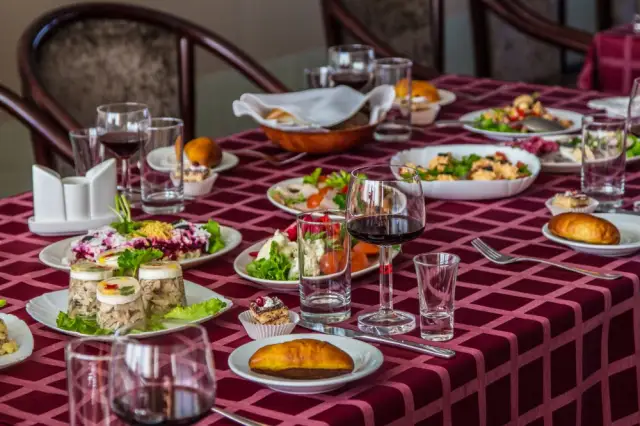 Bēru mielasts galda klāšana Aleksandrs restorāns, Arcada, tirdzniecības centrs