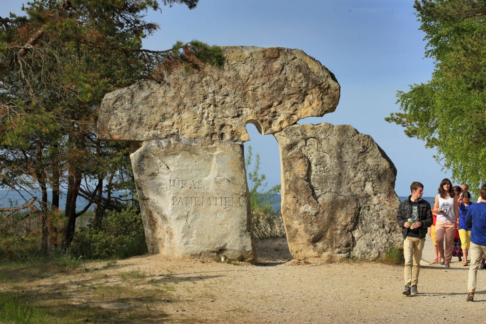 Piemineklis «Jūras paņemtiem» Kolkasragā Logo