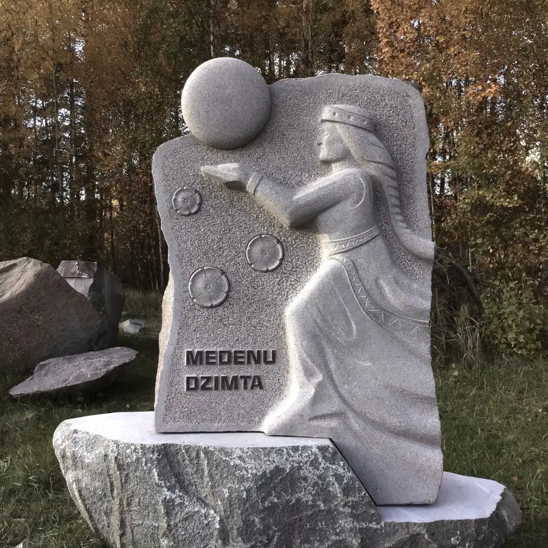 Tautumeita - dzimtas akmens ar sauli un trīs virpotiem granīta akmens ziediem