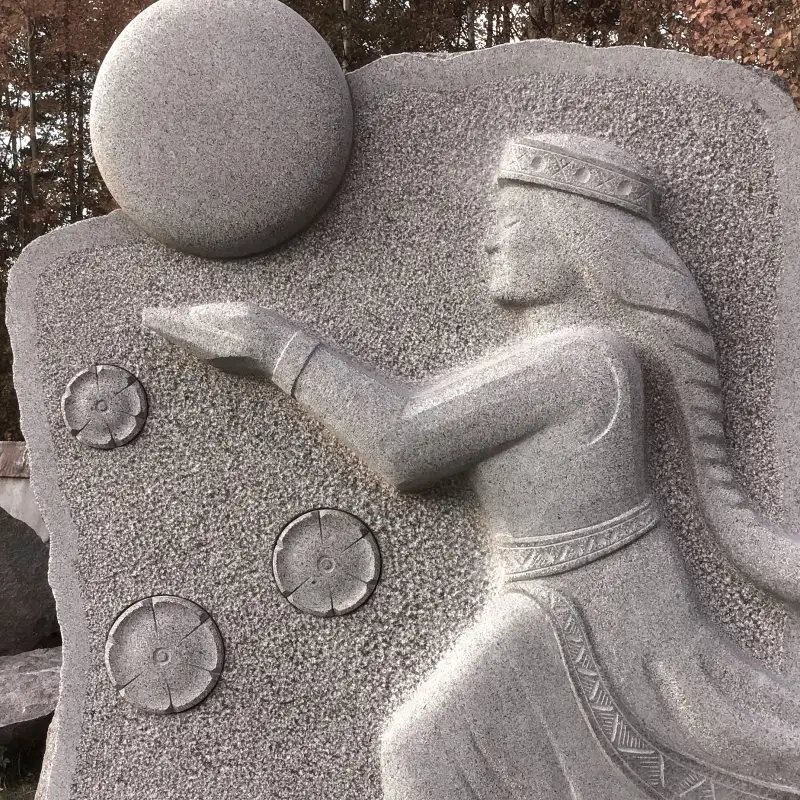 Tautumeita ar zemi, sauli un trīs ziediem.