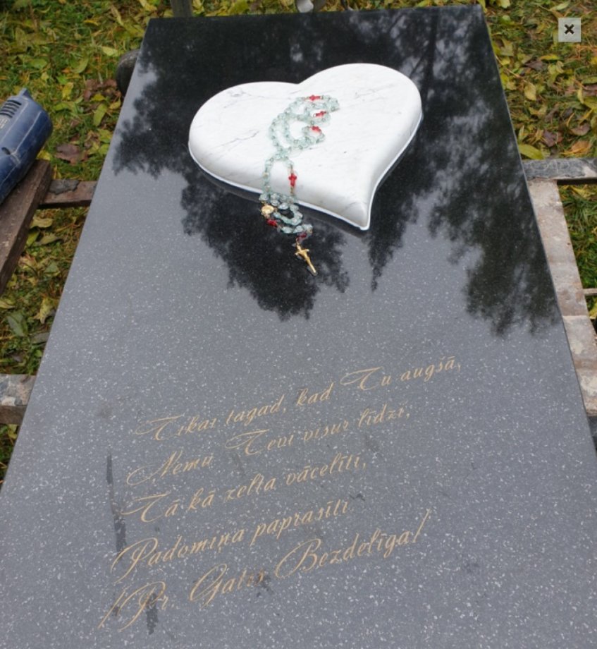 Granīta kapu plāksne ar sirdi, veidota no divu veidu granīta