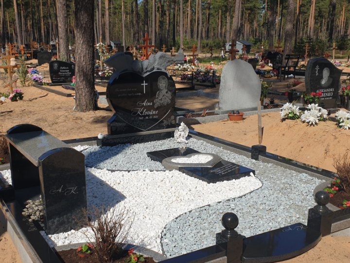 Granīta kapu apmales un kapavietas labiekārtošana Latvijas kapsētās