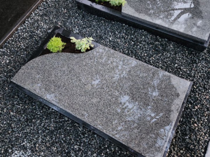 Granīta kapu apmale ar atvērtu stūriti