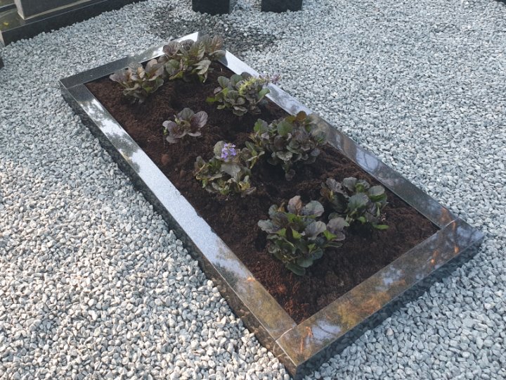 Eleganta granīta atvērta kapu apmale