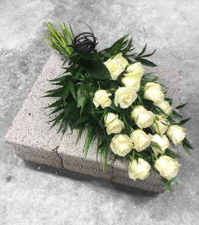 Sēru pušķis ar baltiem ziediem