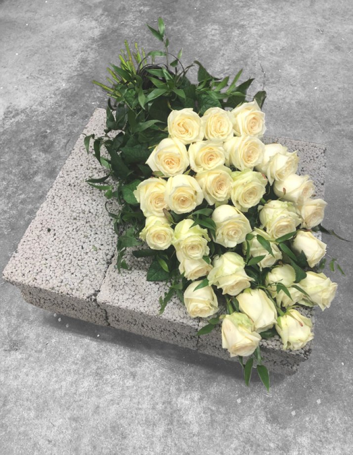 Sēru pušķis no krēma krāsas rozēm - P15