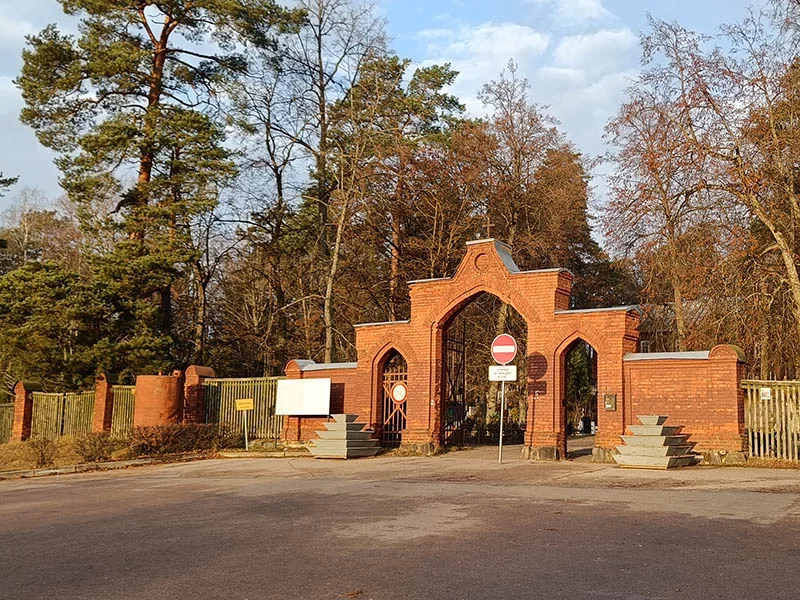 Daugavpils Katoļu kapu ieeja, kas atrodas 18. Novembra ielā