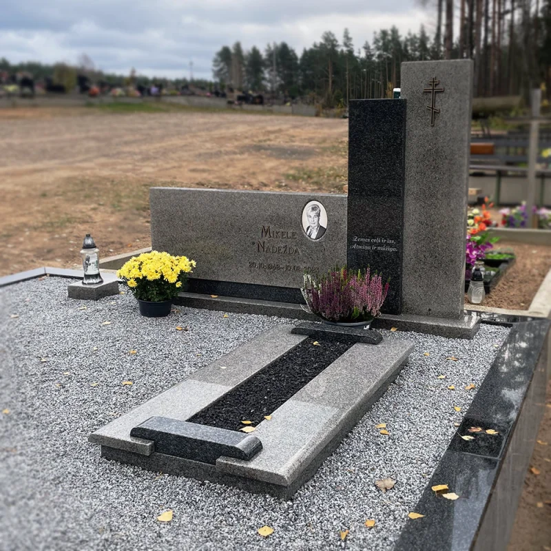 Taisnstūrveida kapu pieminekļu kombinācija ģimenes kapavietai