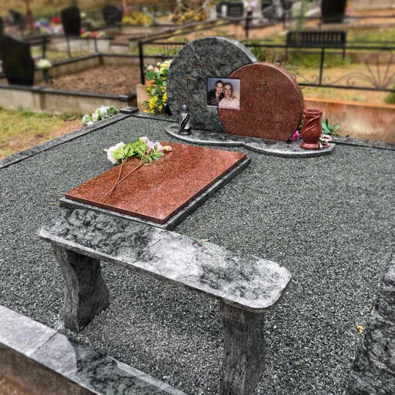 Apaļas formas divu personu kapu piemineklis no sarkana un pelēka granīta