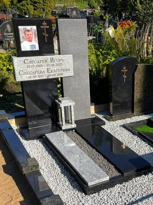 Taisnstūrveida trīs plākšņu kapu piemineklis