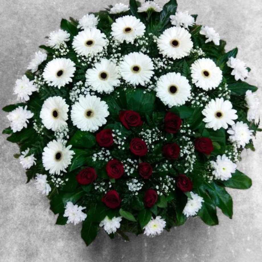 Elegants bēru vainags, 90 cm diametrā, no rozēm, gerberām un krizantēmam