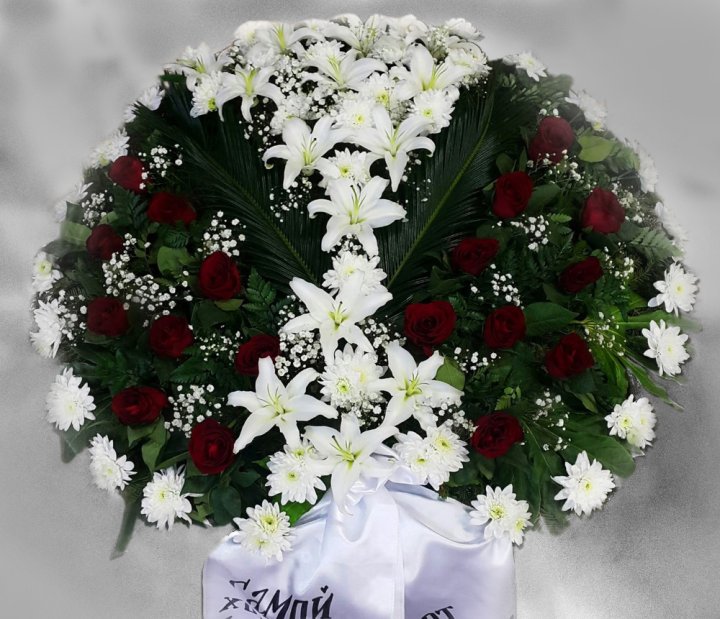 Bēru vainags no sarkanām rozēm, baltām lilijām un krizantēmām