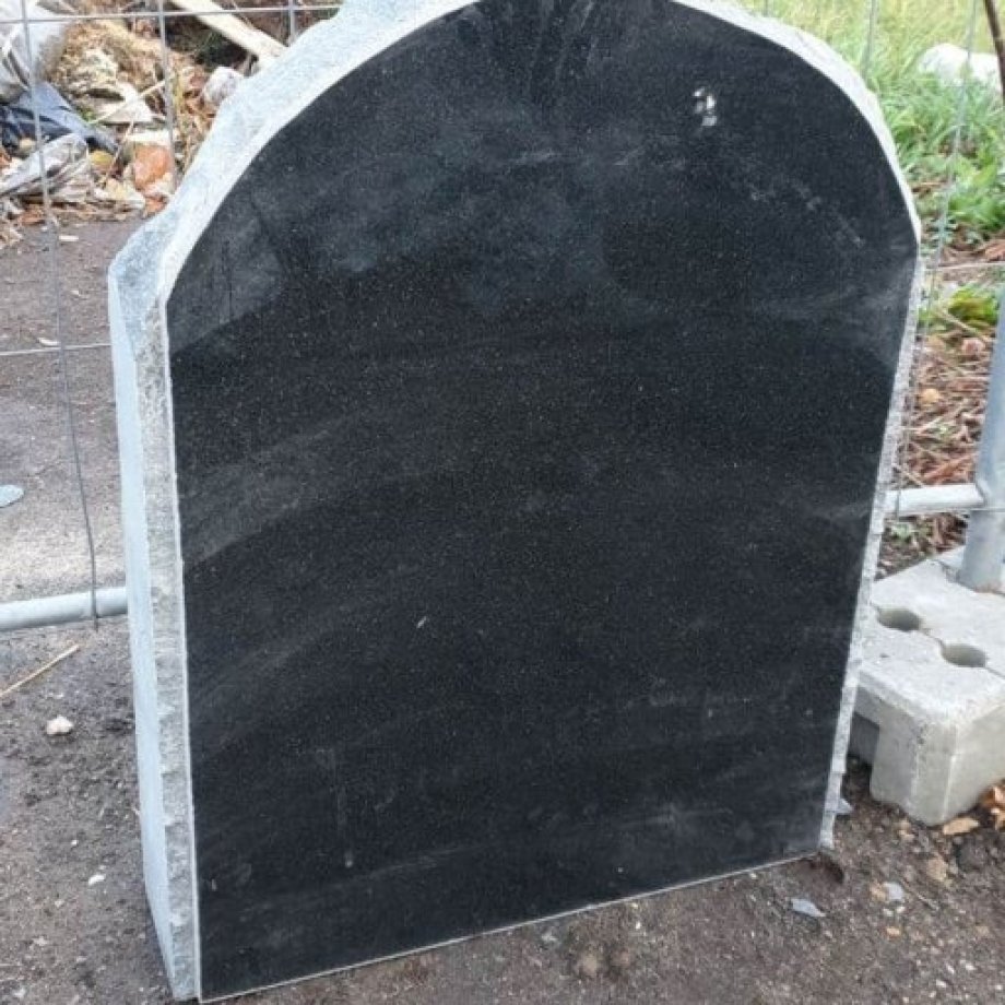 Kalts granīta kapu piemineklis