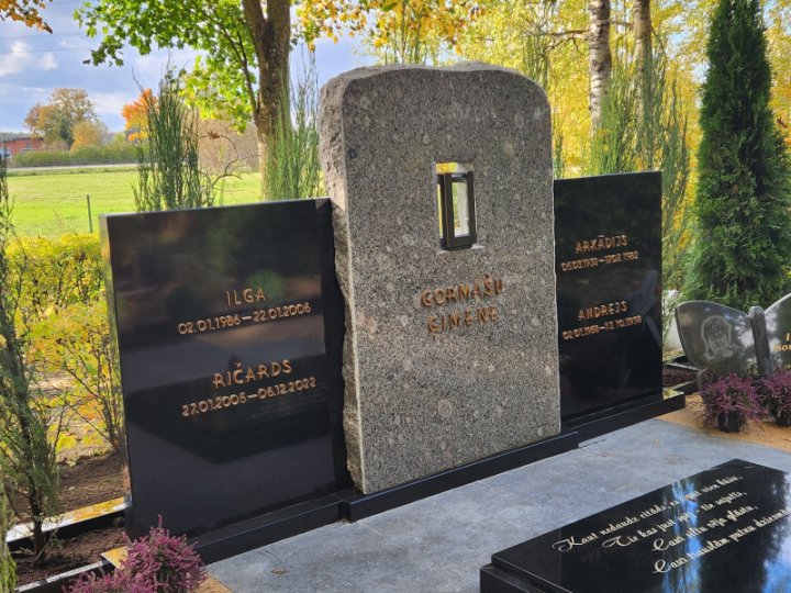 Гранитный памятник, состоящий из трёх частей