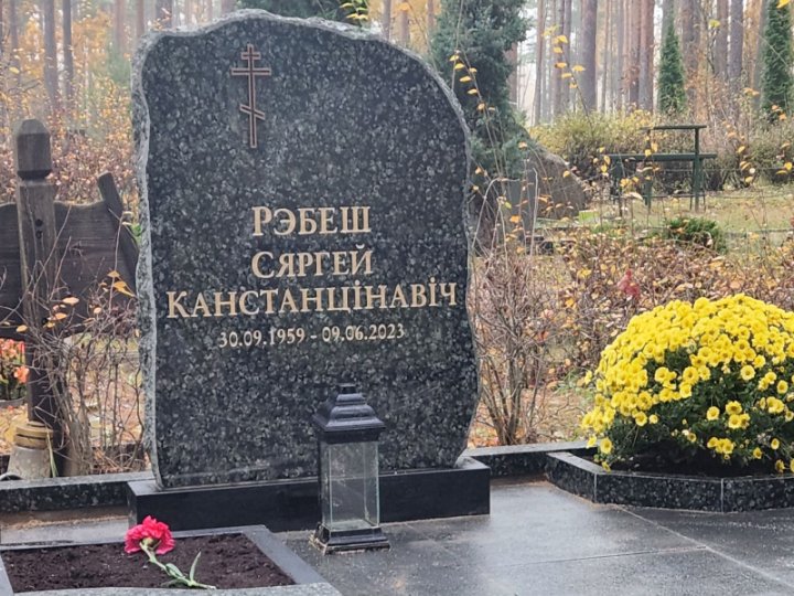 Elegants kalts granīta kapu piemineklis