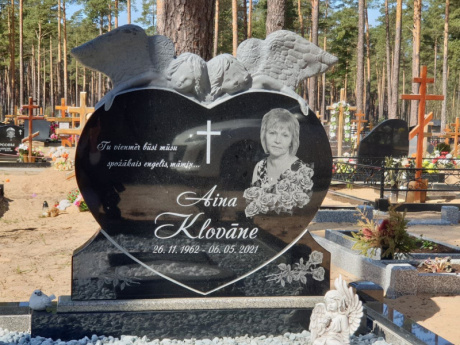 Гранитный памятник в форме сердца с ангелами