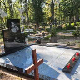 Preview image for  Комплекс памятников с каменными птицами, подсвечниками и портретом