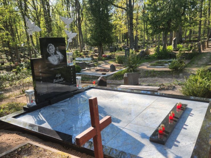 Комплекс памятников с каменными птицами, подсвечниками и портретом
