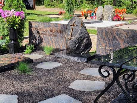 Kapu pieminekļu kompozīcija no granīta un laukakmens