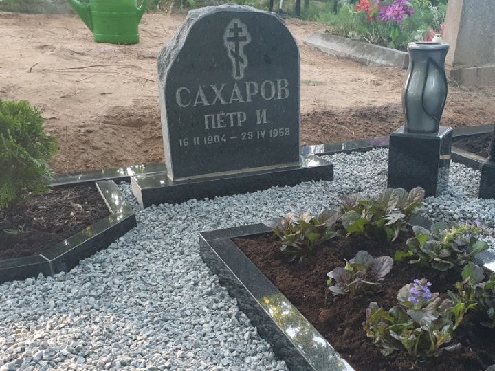 Колотый гранитный памятник