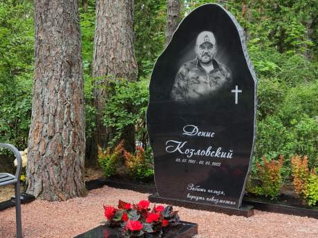Ovālas formas kalts granīta kapu piemineklis GP-20
