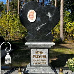 Preview image for  Ekskluzīvs kapu piemineklis ar sirsniņu centrā uz grezna postamenta