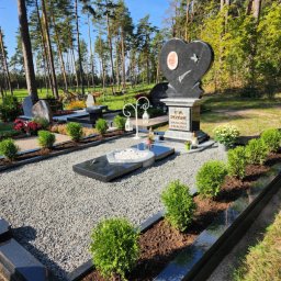 Preview image for  Kapu piemineklis ar sirdi uz grezna postamenta, veidots no melnā un baltā granīta