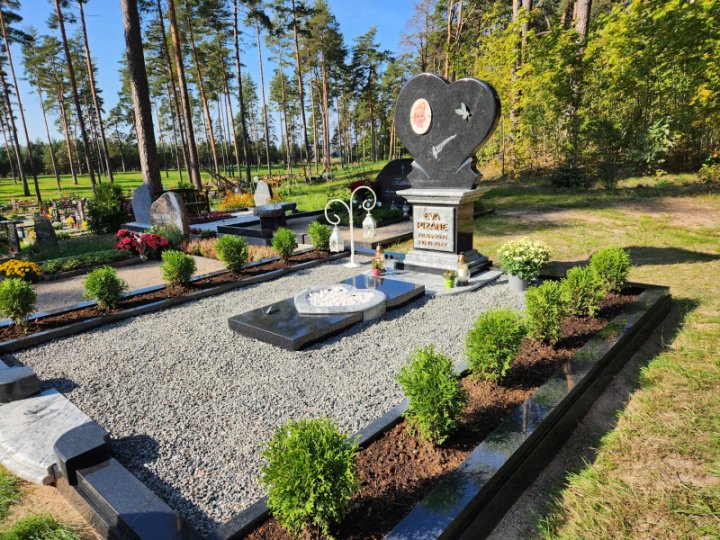 Kapu piemineklis ar sirdi uz grezna postamenta, veidots no melnā un baltā granīta